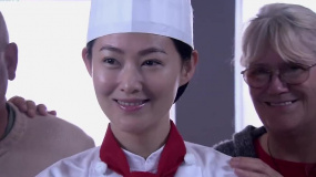 女大廚被老外稱贊廚藝好，結(jié)果是新人做的