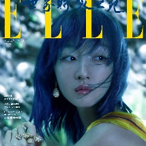 超敢拍！周冬雨半裸出镜 蓝发+碎钻眼妆造型亮眼