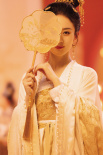 夢回知否！趙麗穎曝古裝大片 團(tuán)扇半遮面溫婉可人