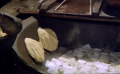 母亲做玉米饼子给孩子们吃