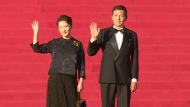 导演乔梁与演员何赛飞现身北影节闭幕式红毯