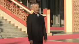 刘佩琦踏上第十二届北京国际电影节闭幕式红毯