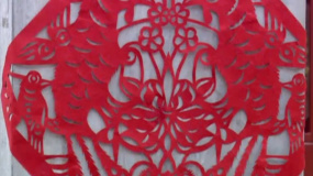 芳芳为了感谢村里人，没日没夜的剪剪花