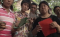 全村人围着芳芳学剪花，然后在大街上叫卖