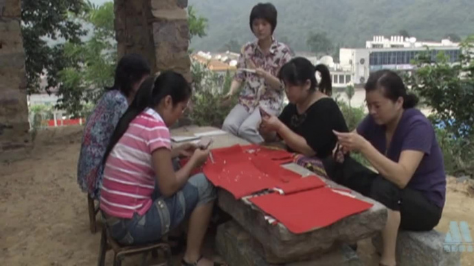 女孩剪花卖出高价，村民跟风在家剪