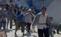 马队长和秦局长发现灾民在抢粮，并将灾民放走