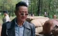 土匪和警察发生打斗，土匪控制住粮食和黄金