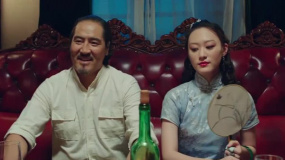 张团长把美女献给冯将军，冯将军喜上眉梢