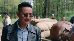 土匪和警察发生打斗，土匪控制住粮食和黄金