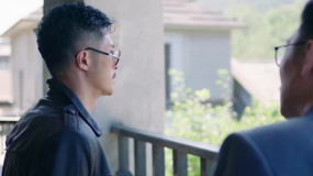 数百乞丐请求开仓放粮，县长请求张团长放粮