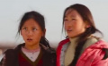 女孩们离家出走找妈妈，结果被陌生人送回家