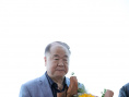 莫言《无负今日》首映笑侃余华：应该改行表演