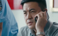 楊警官接到匿名電話，對方偽裝了聲音