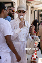 逛吃！蒂尔达·斯文顿现身威尼斯 悠哉享受冰淇淋