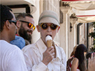 逛吃！蒂尔达·斯文顿现身威尼斯街头 悠哉享受冰淇淋