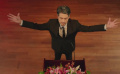 姜潮搖身變成成功人士，在學(xué)校開演講會