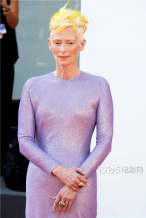 蒂爾達·斯文頓攜新片首映 醒目黃發造型前衛大膽