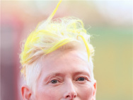 蒂尔达·斯文顿携新片亮相威尼斯 醒目黄发造型前卫大胆