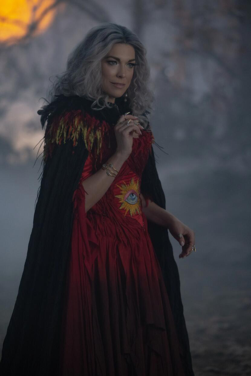 《女巫也疯狂2》曝光剧照 汉娜·沃丁厄姆盛装亮相