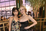 当地时间2022年9月12日，加州洛杉矶，第74届黄金时段艾美奖现场，郑浩妍与艾丽·范宁合影，二人以红毯造型亮相，演绎出不同风格的复古风情。