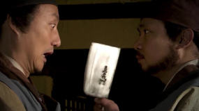 長(zhǎng)官測(cè)試小伙暈血與否，同僚一起扎針相助