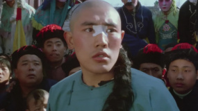 地痞當(dāng)街欺負人，傻二以守為攻毫發(fā)無損