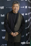 《掮客》多伦多电影节举行首映式 宋康昊表情搞怪