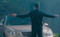 刘德华雨中拦车“为哪般”