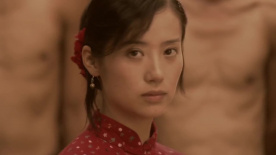 贞贞换上红衣服，决定与敌人同归于尽！