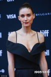 扎克·埃夫隆新片多倫多首映 魯妮·瑪拉秀好身材