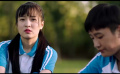 男孩因输球泄气，女孩上前鼓励