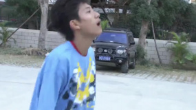 大個子搶球場，張一山打賭輸了只得讓出