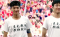 球员们脱下球服，向老校长致敬