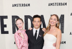 美国纽约时间9月18日，电影《阿姆斯特丹》举行首映礼红毯仪式。影片导演大卫·O·拉塞尔、主演克里斯蒂安·贝尔、玛格特·罗比、罗伯特·德尼罗、拉米·马雷克、迈克尔·珊农等人亮相。