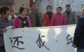 村民聯(lián)合拉橫幅抗議水旺騙錢(qián)，小鍋蓋扛下所有