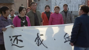 村民联合拉横幅抗议水旺骗钱，小锅盖扛下所有