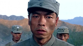 敵人飛機(jī)偷襲行軍隊(duì)，王挺智勇殲敵