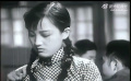周璇逝世65周年  65年前的今天，“天涯歌女”周璇逝世。一起來回顧下她在《馬路天使》中演唱的經(jīng)典插曲《四季歌》。