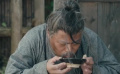 賑災(zāi)施粥現(xiàn)場(chǎng)老人突發(fā)疾病，藥房店員上前施以援手