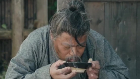 賑災(zāi)施粥現(xiàn)場老人突發(fā)疾病，藥房店員上前施以援手