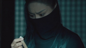 捕頭為查案半夜溜進(jìn)別人房間，不料發(fā)現(xiàn)驚天秘密