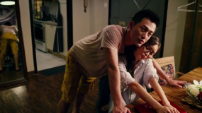 小情侶新婚搬入新房，發(fā)生的事件都被詭異玩偶拍下