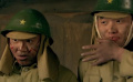 大佐吃鳖喝汤，士兵在旁看得直舔手指头