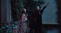 《罗莎琳》发布最新片段 罗密欧深夜爬墙密会罗莎琳