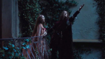《罗莎琳》发布最新片段 罗密欧深夜爬墙密会罗莎琳