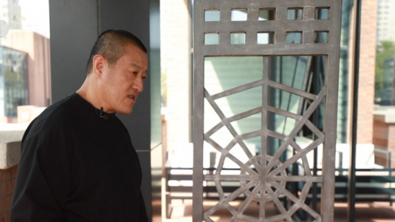 丁晟展示《警察故事2013》的特殊道具