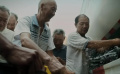 村子里湖水一夜干涸，村民只能用罐車?yán)裕? title=