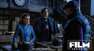 《福爾摩斯小姐2》曝片場照 米莉·波比·布朗搞怪