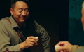 老皮帶手下出門辦事，全程只有老皮認真辦事，手下心里只有吃