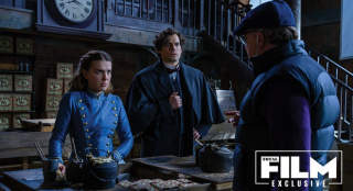 電影《福爾摩斯小姐2》發(fā)布片場照 小11古靈精怪
